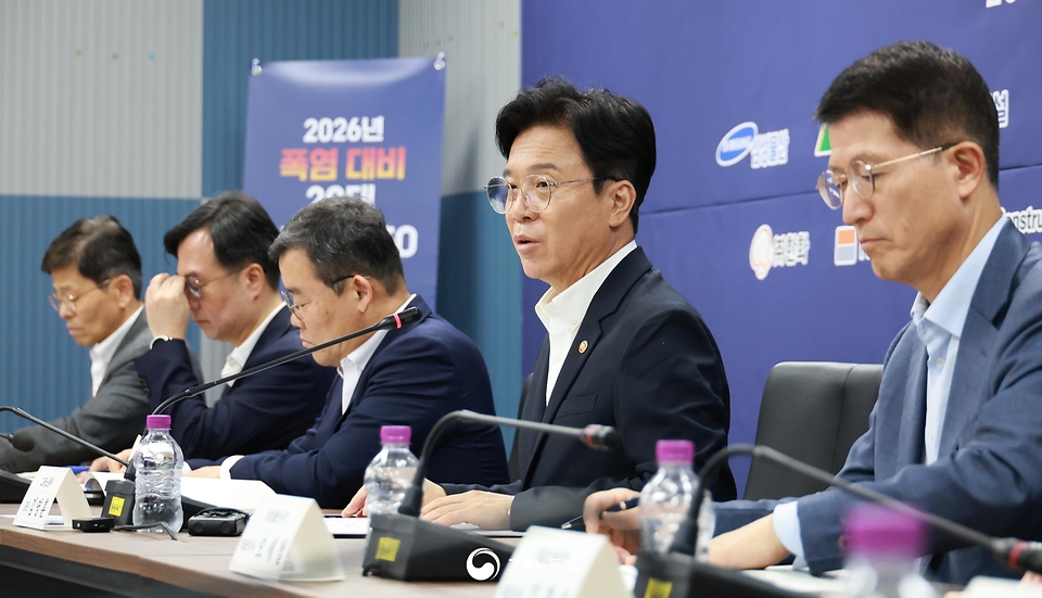 김영훈 고용노동부 장관이 5월 29일 폭염 대비 온열질환 예방을 위해 시공순위 상위 20대 건설사 대표이사들과 간담회를 개최하고 있다.