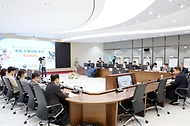 윤호중 행정안전부 장관이 6월 3일 정부세종청사 중앙동에 마련된 제9회 전국동시지방선거 투·개표지원상황실을 방문해 지방선거 진행 상황 등을 점검하고 있다.