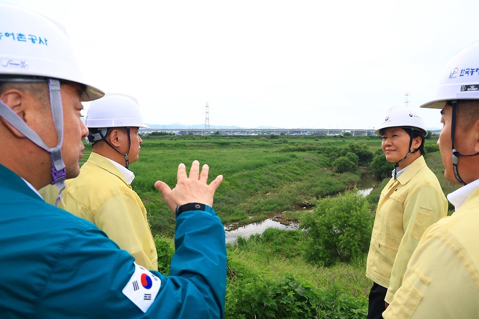 송미령 농림축산식품부 장관이 6월 1일 여름철 재해에 대비하기 위해 농촌진흥청, 산림청, 한국농어촌공사, 농협, 지방정부(충청남도, 예산군)와 함께 태풍·호우 등 대응체계를 사전 검검하고 있다.