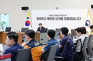 윤호중 행정안전부 장관이 6월 3일 정부세종청사 중앙동에 마련된 제9회 전국동시지방선거 투·개표지원상황실을 방문해 지방선거 진행 상황 등을 점검하고 있다.