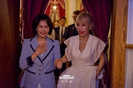 김혜경 여사가 6월 4일 서울 덕수궁 석조전에서 열린 한불 수교 140주년 행사에서 축하 공연을 마친 소프라노 조수미와 함께 기념 촬영을 위해 이동하고 있다.
