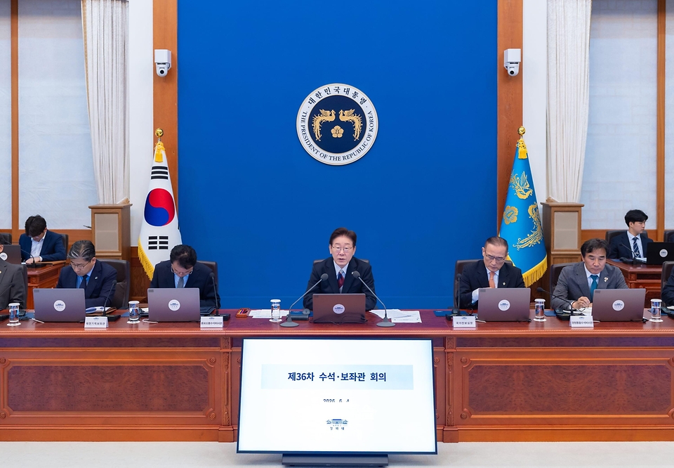 이재명 대통령이 6월 4일 청와대에서 열린 수석보좌관회의에서 발언하고 있다.