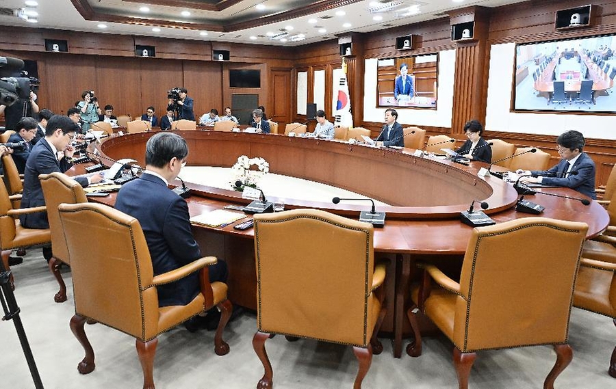 구윤철 부총리 겸 재정경제부 장관이 6월 5일 서울 종로구 정부서울청사에서 열린 '비상경제본부회의 겸 경제관계장관회의'를 주재, 모두발언을 하고 있다.