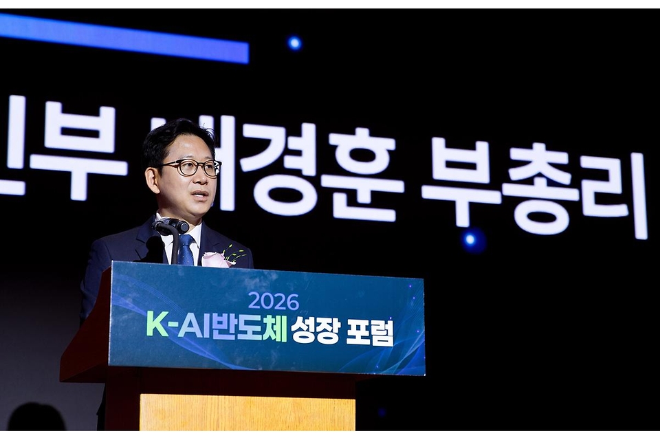 배경훈 부총리 겸 과학기술정보통신부 장관이 6월 4일 서울 중구 롯데호텔에서 열린 '2026 K-AI반도체 성장 포럼'에서 기념촬영을 하고 있다.