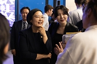 한성숙 중소벤처기업부 장관이 5월 20일 아시아·태평양 경제협력체(APEC) 21개 회원국 대표단과 각국 창업생태계 관계자들과 함께 APEC 스타트업 얼라이언스(APEC Startup Alliance, ASTAA) 출범식을 개최하고 있다.