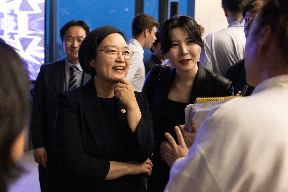 한성숙 중소벤처기업부 장관이 5월 20일 아시아·태평양 경제협력체(APEC) 21개 회원국 대표단과 각국 창업생태계 관계자들과 함께 APEC 스타트업 얼라이언스(APEC Startup Alliance, ASTAA) 출범식을 개최하고 있다.