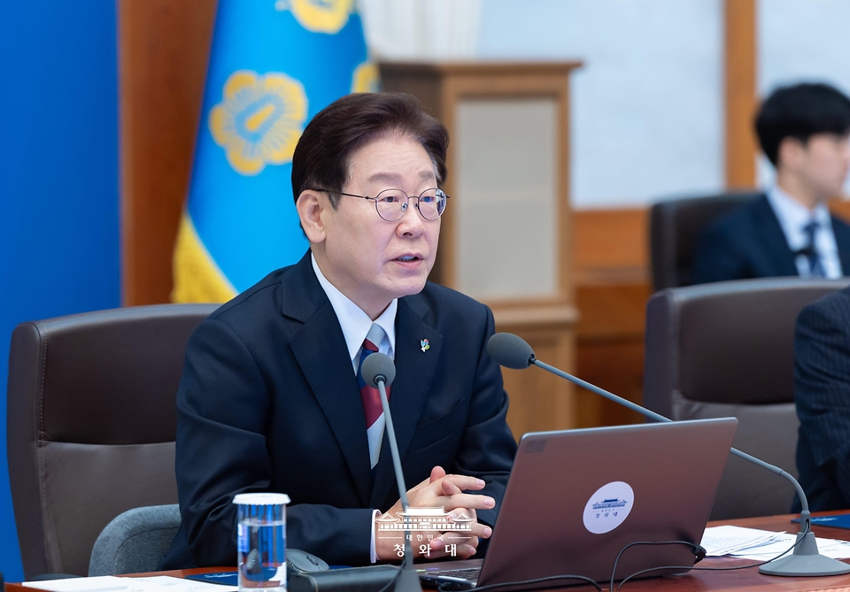 이재명 대통령이 6월 4일 청와대에서 열린 수석보좌관회의에서 발언하고 있다.
