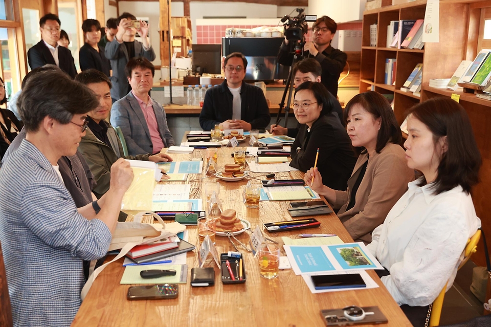 한성숙 중소벤처기업부 장관이 5월 18일 충남 공주 산성시장과 제민천 일대 상권을 방문하고, 인근 지역서점 '오래된 질문'에서 '동네책방 간담회'를 개최하고 있다.