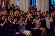 김혜경 여사가 6월 4일 서울 덕수궁 석조전에서 열린 한-프 수교 140주년 행사에서 박수치고 있다. 오른쪽은 필립 베르투 주한 프랑스 대사.