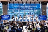 한성숙 중소벤처기업부 장관이 5월 20일 아시아·태평양 경제협력체(APEC) 21개 회원국 대표단과 각국 창업생태계 관계자들과 함께 APEC 스타트업 얼라이언스(APEC Startup Alliance, ASTAA) 출범식을 개최하고 있다.