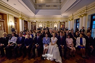 김혜경 여사가 6월 4일 서울 덕수궁 석조전에서 열린 한-프 수교 140주년 행사에서 축하공연을 마친 소프라노 조수미, 피아니스트 다비드 카두쉬를 비롯한 참석자들과 기념촬영을 하고 있다.