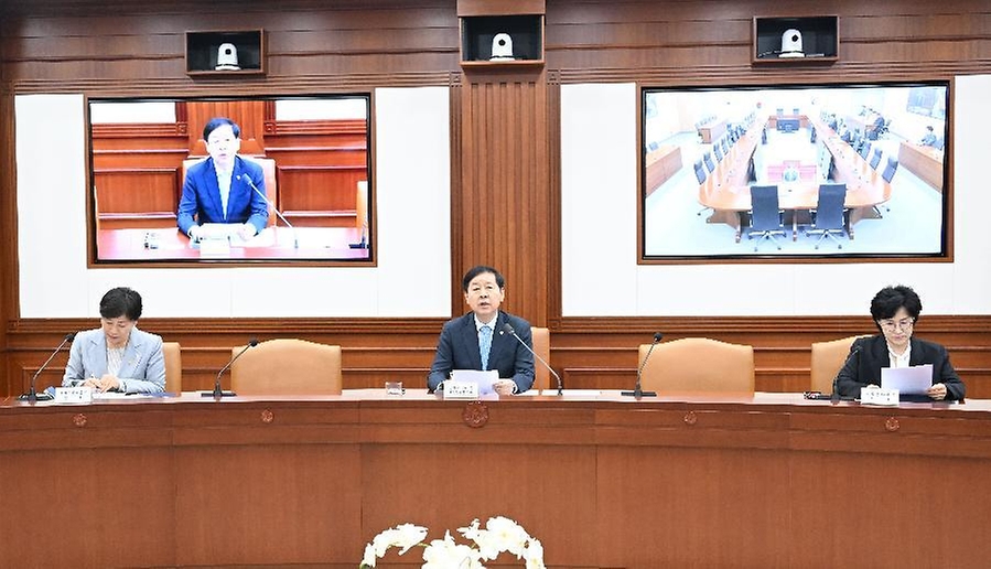 구윤철 부총리 겸 재정경제부 장관이 6월 5일 서울 종로구 정부서울청사에서 열린 '비상경제본부회의 겸 경제관계장관회의'를 주재, 모두발언을 하고 있다.