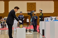 이재명 대통령이 6월 5일 성남 서울공항에서 열린 한·미 6·25전사자 유해 상호봉환식에서 분향하고 있다.