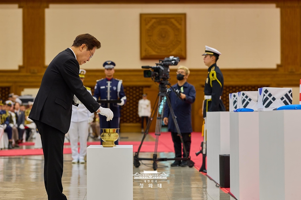이재명 대통령이 6월 5일 성남 서울공항에서 열린 한·미 6·25전사자 유해 상호봉환식에서 분향하고 있다.