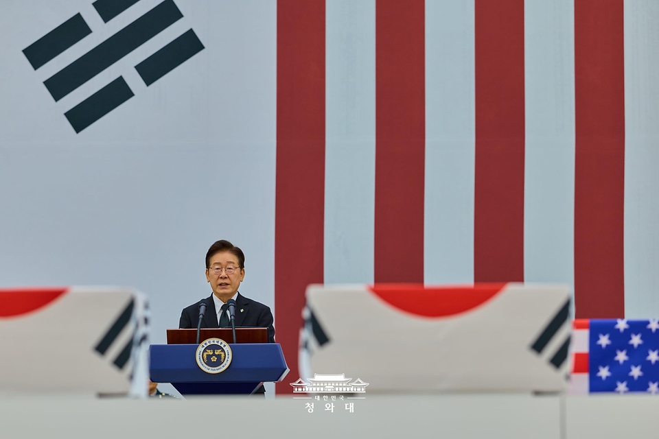 이재명 대통령이 6월 5일 성남 서울공항에서 열린 한·미 6·25전사자 유해 상호봉환식에서 추모사를 하고 있다.