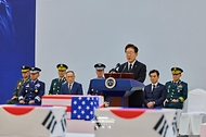 이재명 대통령이 6월 5일 성남 서울공항에서 열린 한·미 6·25전사자 유해 상호봉환식에서 추모사를 하고 있다.