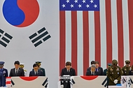 이재명 대통령이 6월 5일 성남 서울공항에서 열린 한·미 6·25전사자 유해 상호봉환식에서 묵념하고 있다.
