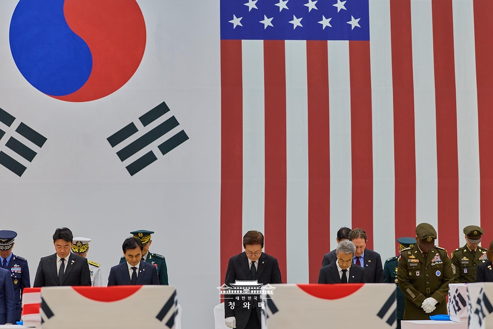 이재명 대통령이 6월 5일 성남 서울공항에서 열린 한·미 6·25전사자 유해 상호봉환식에서 묵념하고 있다.