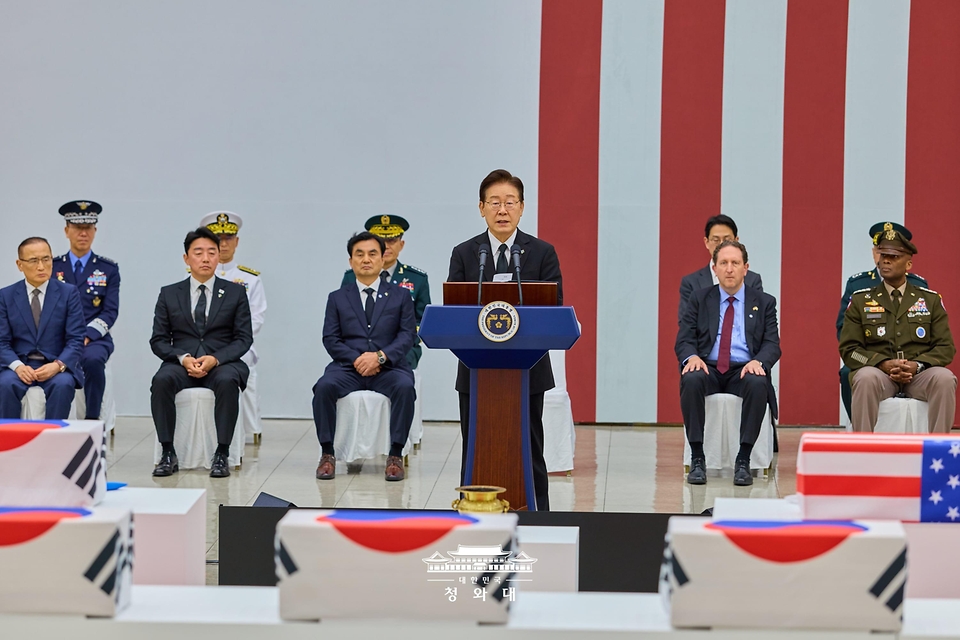 이재명 대통령이 6월 5일 성남 서울공항에서 열린 한·미 6·25전사자 유해 상호봉환식에서 추모사를 하고 있다.