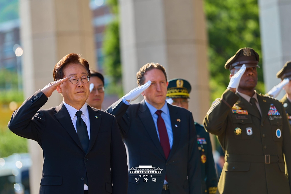 이재명 대통령이 6월 5일 성남 서울공항에서 열린 한·미 6·25전사자 유해 상호봉환식에서 전사자에 대한 경례를 하고 있다.