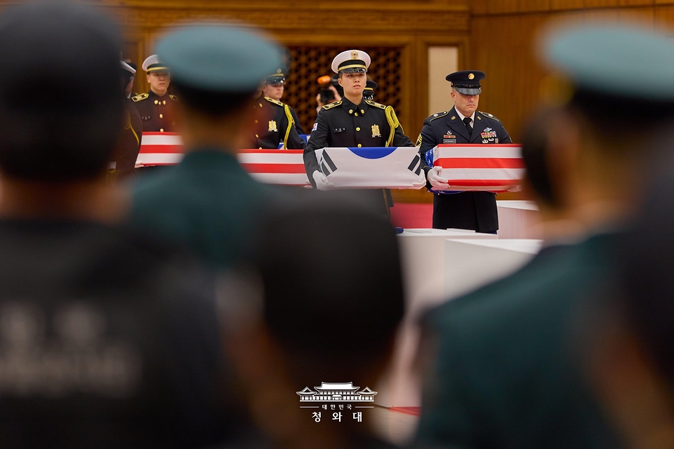 6월 5일 성남 서울공항에서 이재명 대통령 주관으로 열린 한·미 6·25전사자 유해 상호봉환식에서 운구행렬이 입장하고 있다.

이날 행사에서 국군 전사자 유해 10구가 미국 하와이에서 봉환되며, 미군 전사자 유해 3구는 미국으로 봉송된다.