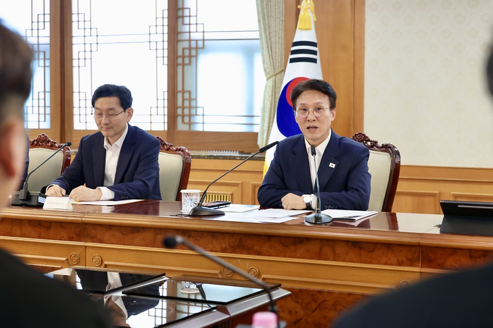 김민석 국무총리가 6월 7일 세종대로 정부서울청사에서 열린 투표용지 부족 관련 대학생과의 간담회를 주재하고 있다.