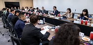 최휘영 문화체육관광부 장관은 6월 4일 서울 중구 예술인복지재단을 방문해 재단 직원과 예술활동증명 제도 관련해 간담회를 갖고 '예술활동증명 제도 개편 태스크포스(TF) 5차 회의'를 진행했다.