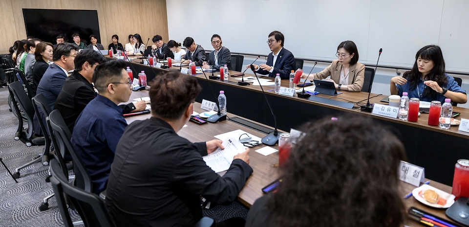 최휘영 문화체육관광부 장관은 6월 4일 서울 중구 예술인복지재단을 방문해 재단 직원과 예술활동증명 제도 관련해 간담회를 갖고 '예술활동증명 제도 개편 태스크포스(TF) 5차 회의'를 진행했다.