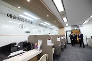 최휘영 문화체육관광부 장관은 6월 4일 서울 중구 예술인복지재단을 방문해 재단 직원과 예술활동증명 제도 관련해 간담회를 갖고 '예술활동증명 제도 개편 태스크포스(TF) 5차 회의'를 진행했다.