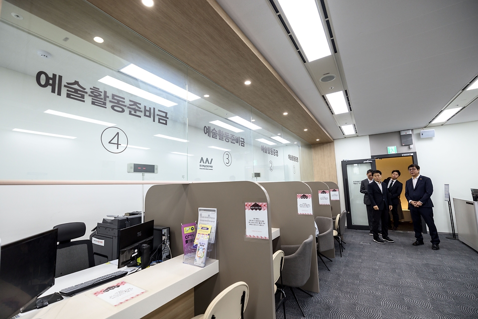 최휘영 문화체육관광부 장관은 6월 4일 서울 중구 예술인복지재단을 방문해 재단 직원과 예술활동증명 제도 관련해 간담회를 갖고 '예술활동증명 제도 개편 태스크포스(TF) 5차 회의'를 진행했다.