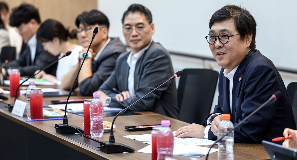최휘영 문화체육관광부 장관은 6월 4일 서울 중구 예술인복지재단을 방문해 재단 직원과 예술활동증명 제도 관련해 간담회를 갖고 '예술활동증명 제도 개편 태스크포스(TF) 5차 회의'를 진행했다.