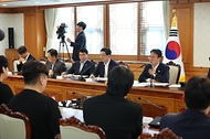 김민석 국무총리가 6월 7일 세종대로 정부서울청사에서 열린 투표용지 부족 관련 대학생과의 간담회를 주재하고 있다.