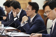 김민석 국무총리가 6월 7일 세종대로 정부서울청사에서 열린 투표용지 부족 관련 대학생과의 간담회를 주재하고 있다.