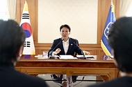 김민석 국무총리가 6월 7일 세종대로 정부서울청사에서 열린 투표용지 부족 관련 대학생과의 간담회를 주재하고 있다.