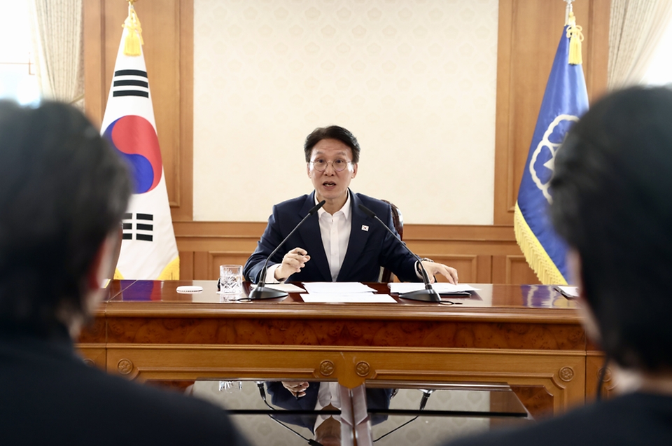 김민석 국무총리가 6월 7일 세종대로 정부서울청사에서 열린 투표용지 부족 관련 대학생과의 간담회를 주재하고 있다.