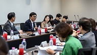 최휘영 문화체육관광부 장관은 6월 4일 서울 중구 예술인복지재단을 방문해 재단 직원과 예술활동증명 제도 관련해 간담회를 갖고 '예술활동증명 제도 개편 태스크포스(TF) 5차 회의'를 진행했다.