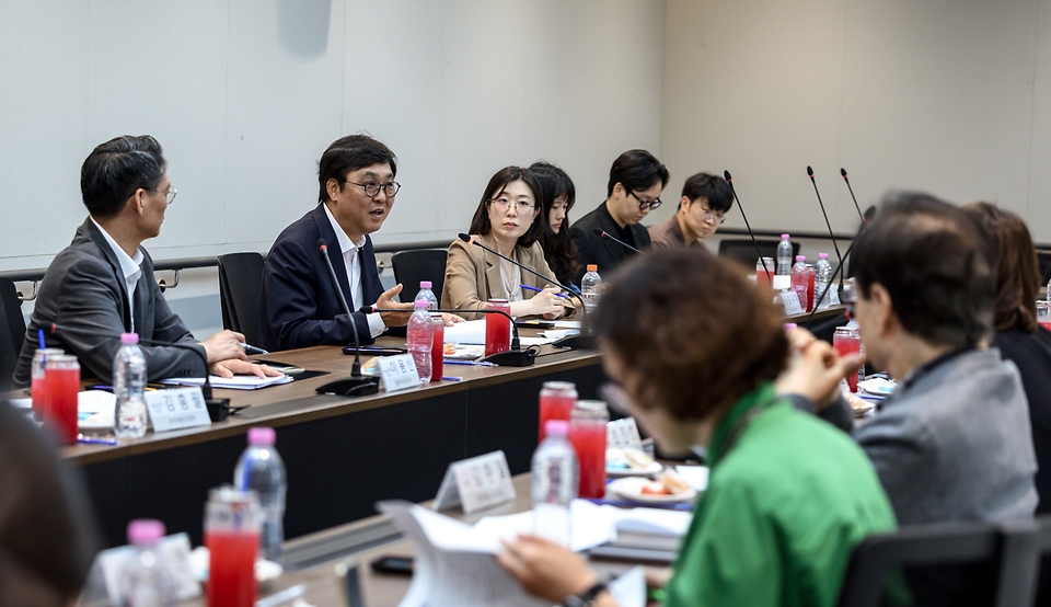 최휘영 문화체육관광부 장관은 6월 4일 서울 중구 예술인복지재단을 방문해 재단 직원과 예술활동증명 제도 관련해 간담회를 갖고 '예술활동증명 제도 개편 태스크포스(TF) 5차 회의'를 진행했다.