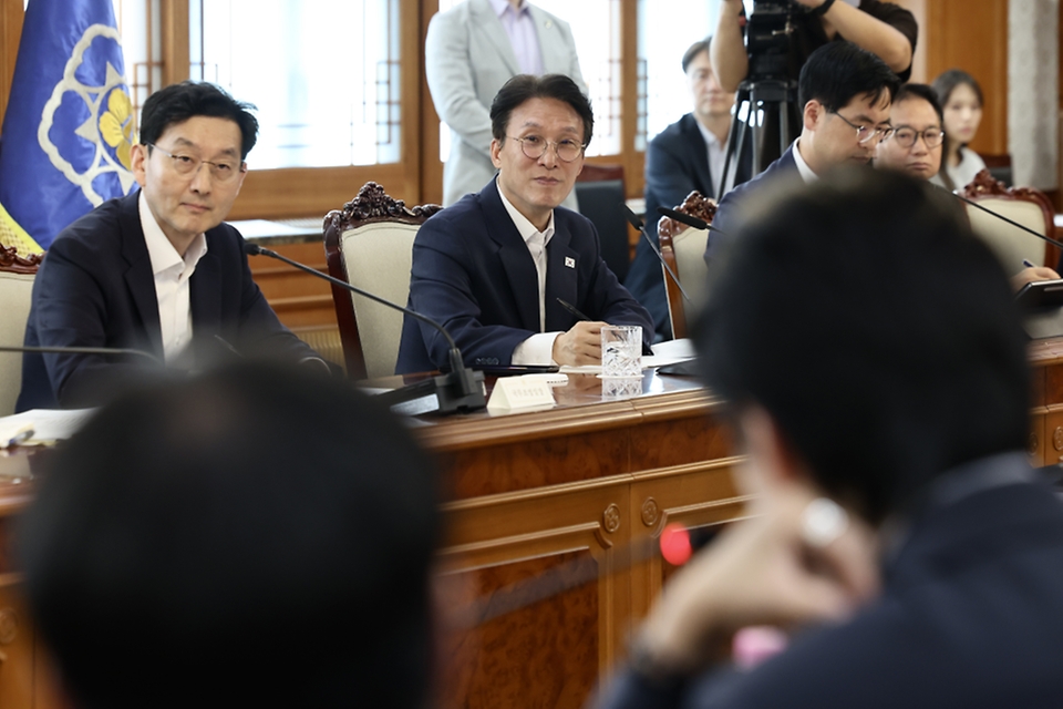 김민석 국무총리가 6월 7일 세종대로 정부서울청사에서 열린 투표용지 부족 관련 대학생과의 간담회를 주재하고 있다.