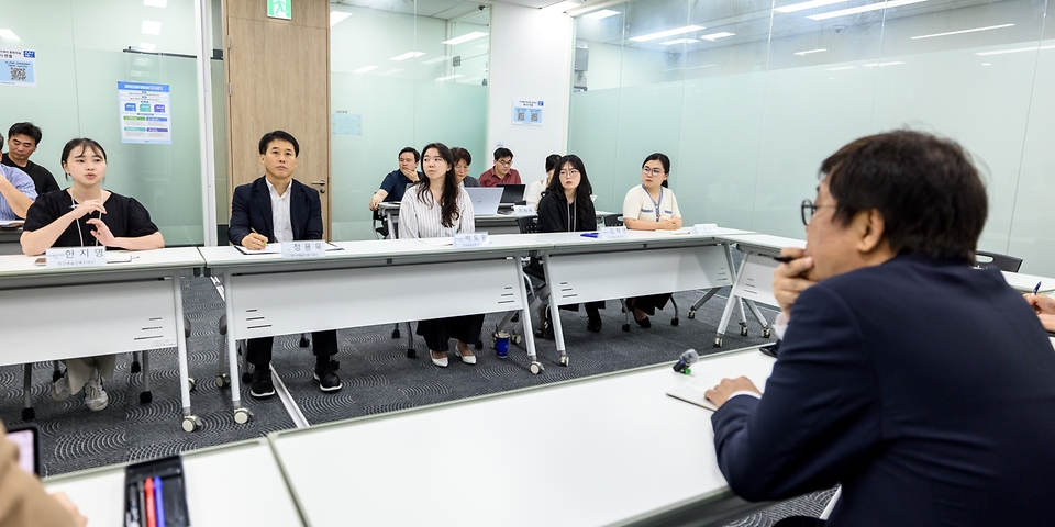최휘영 문화체육관광부 장관은 6월 4일 서울 중구 예술인복지재단을 방문해 재단 직원과 예술활동증명 제도 관련해 간담회를 갖고 '예술활동증명 제도 개편 태스크포스(TF) 5차 회의'를 진행했다.
