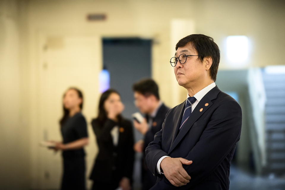 최휘영 문화체육관광부 장관이 6월 4일 서울 중구 덕수궁 돈덕전에서 한-불 외교 예물 특별 전시(선물과 기록, 한국-프랑스 우정의 140년 '반화, 상서로운 마음' )를 보고 있다.
