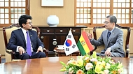 조현 외교장관이 6월 8일 페르난도 우고 아라마요 카라스코(Fernando Hugo Aramayo Carrasco) 볼리비아 외교장관과 회담을 갖고, 양국 주요 현안과 협력 분야 및 국제정세 등에 대한 의견을 교환하고 있다.