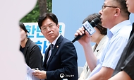 김영훈 고용노동부 장관이 6월 4일 서울시 금천구 가산디지털단지 소재 야외광장에서 '직장인들과 함께하는 현장 간담회'를 개최하고 있다.