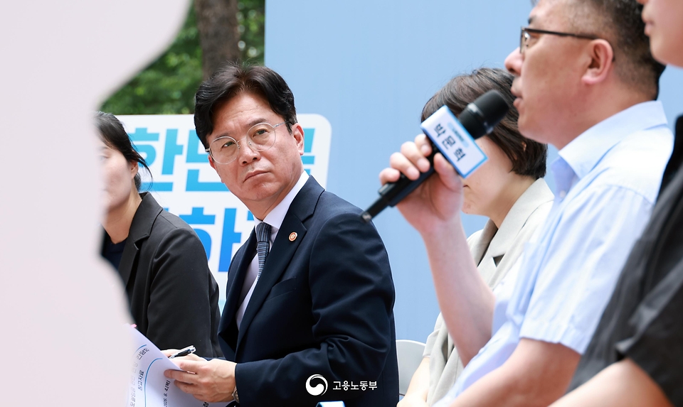 김영훈 고용노동부 장관이 6월 4일 서울시 금천구 가산디지털단지 소재 야외광장에서 '직장인들과 함께하는 현장 간담회'를 개최하고 있다.
