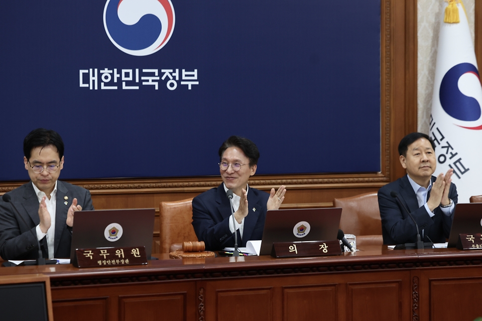 김민석 국무총리가 6월 9일 세종대로 정부서울청사에서 열린 국무회의 겸 비상경제점검회의를 주재, 모두발언을 하고 있다.