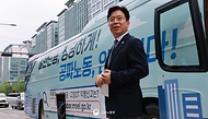 김영훈 고용노동부 장관이 6월 4일 서울시 금천구 가산디지털단지 소재 야외광장에서 '직장인들과 함께하는 현장 간담회'를 개최하고 있다.