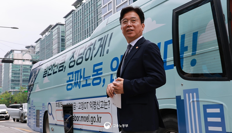 김영훈 고용노동부 장관이 6월 4일 서울시 금천구 가산디지털단지 소재 야외광장에서 '직장인들과 함께하는 현장 간담회'를 개최하고 있다.