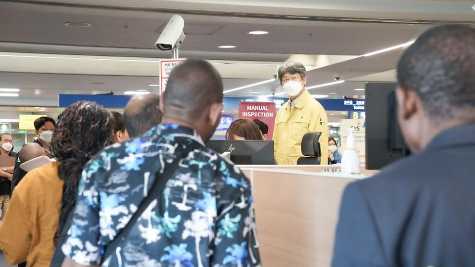 임승관 질병관리청장이 6월 4일 국립인천공항검역소 검역 현장을 방문해 최근 아프리카 콩고민주공화국(DR콩고) 및 우간다에서 확산되고 있는 에볼라바이러스병의 국내 유입 가능성에 대비한 검역 대응체계를 점검하고 있다.