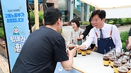 김영훈 고용노동부 장관이 6월 4일 서울시 금천구 가산디지털단지 소재 야외광장에서 '직장인들과 함께하는 현장 간담회'를 개최하고 있다.
