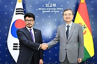 조현 외교장관이 6월 8일 페르난도 우고 아라마요 카라스코(Fernando Hugo Aramayo Carrasco) 볼리비아 외교장관과 회담을 갖고, 양국 주요 현안과 협력 분야 및 국제정세 등에 대한 의견을 교환하고 있다.
