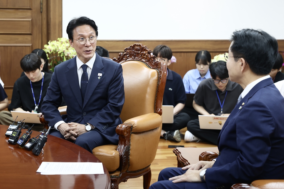 김민석 국무총리가 6월 10일 여의도 국회에서 조정식 신임 국회의장을 예방, 인사 및 환담을 나누고 있다.